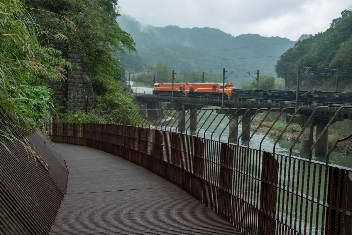 三貂嶺生態友善隧道 時空暗線 三貂嶺生態友善隧道 時空暗線 與其他自行車道不同,這座隧道在施作過程中,極力保持文化史蹟的完整性並致力於恢復生物棲息的自然環境條件。使用特色鋼筋作為鋪面