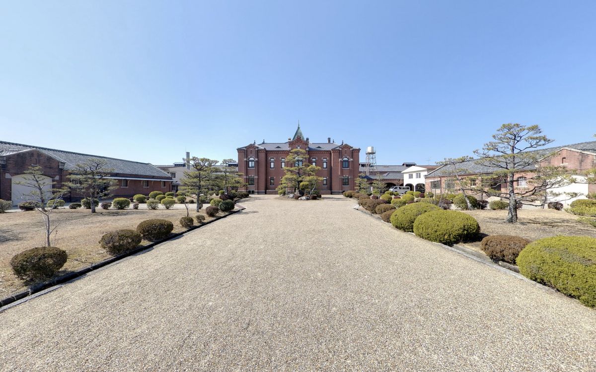 虹夕諾雅 奈良監獄1.jpg 星のや奈良監獄 奈良少年刑務所當時在司法部擔任監獄建築師的山下啓次郎設計,與位於千葉、金擇、長崎、鹿兒島和奈良的另外四間監獄齊名,是日本明治政府以監獄國際標準化為目標規劃的五大監獄之一,1908年竣工