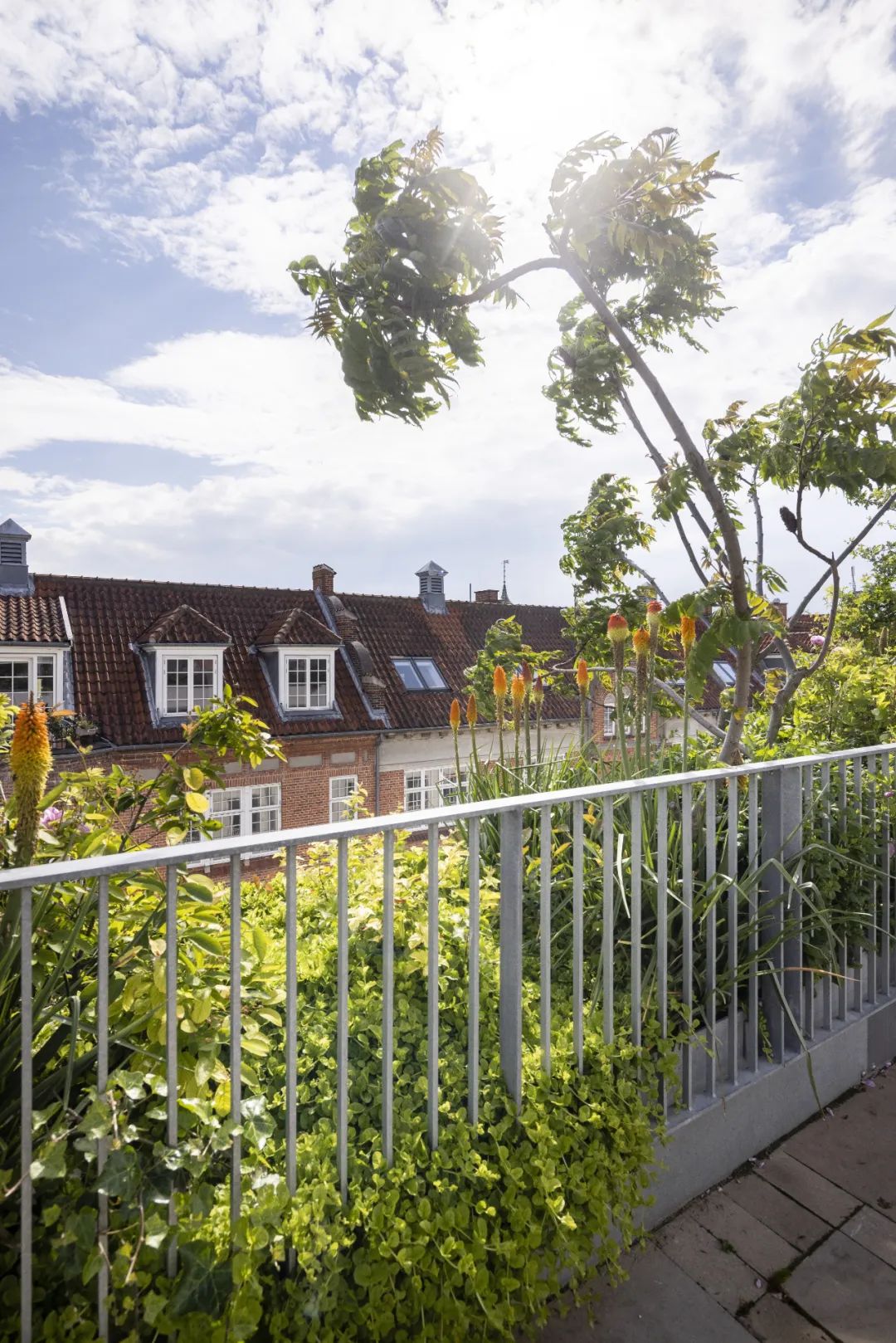 Ny Østergade 榮獲了多個獎項，包括 Store Arne 2021 獎、BYGGERI Årets Bolig 2021 獎和哥本哈根城市美化證書，並被提名為 Mie van der Rohe 獎
