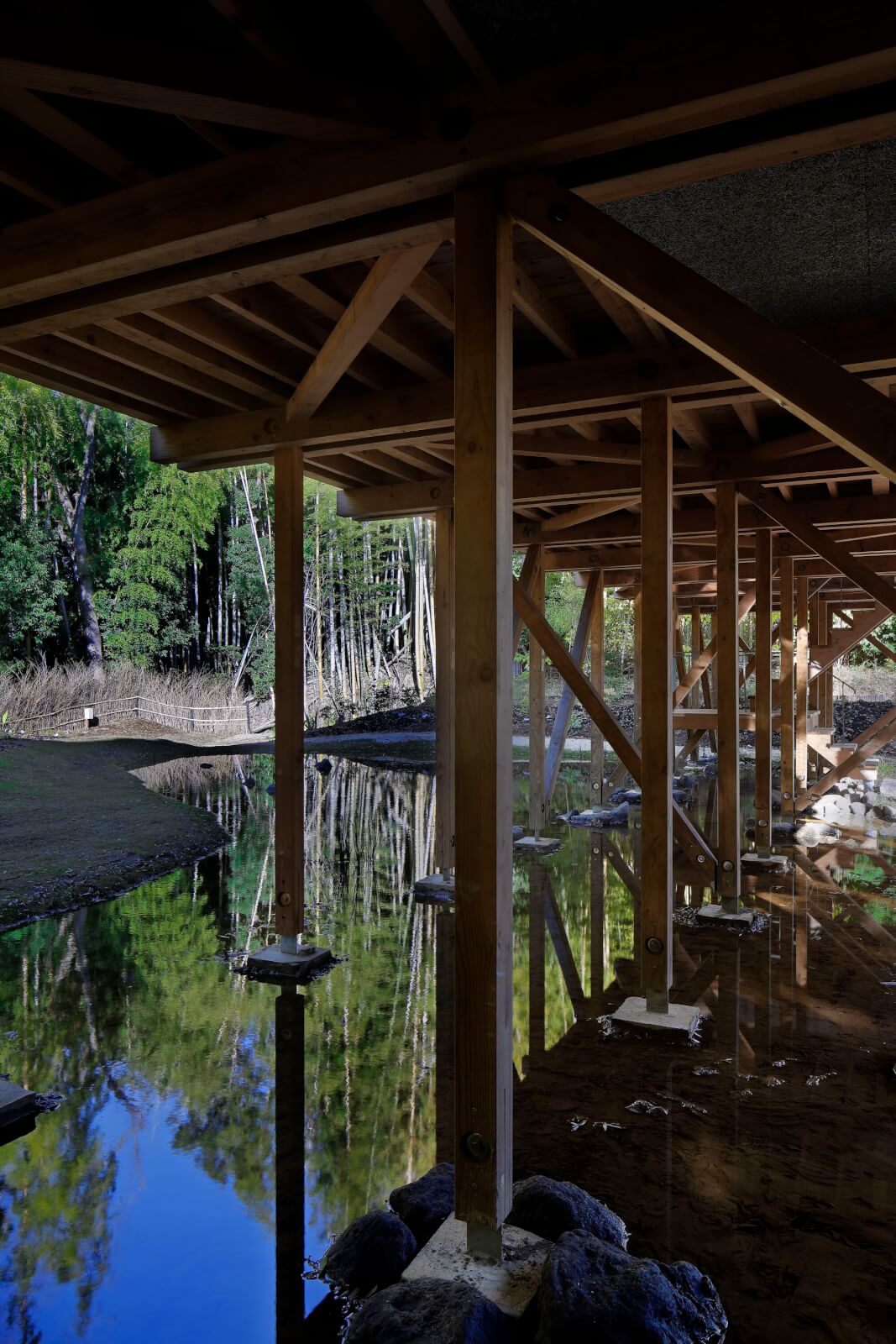 52間の縁側原本是竹林密佈的原始地，設計以減少開挖，低度擾動基地生態環境，是一種永續建築的思考，池塘則成為生態廊道的一部份