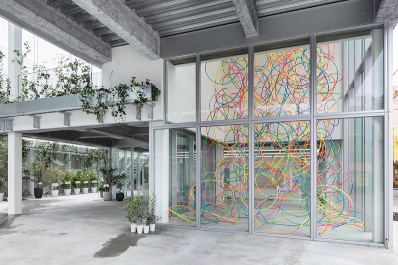 作為「Mebuku」計畫的一部分,於2021年5月7日開幕的複合設施「Maebashi Galleria」邀請了知名自然派建築師平田晃久參與設計