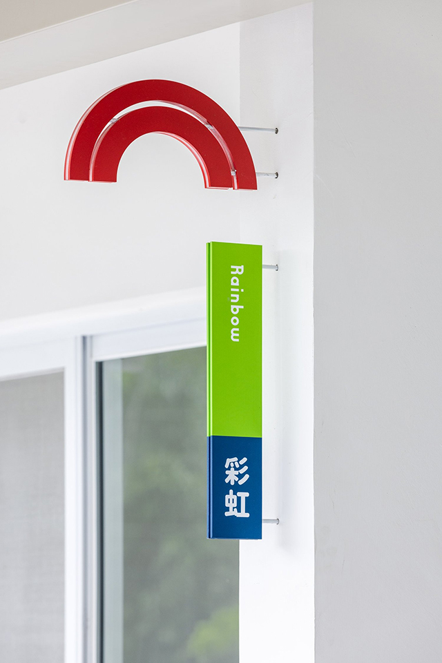 嘉義縣大埔國中小附設幼兒園教室外部的班牌也以自然元素命名，延續校園整體重視環境自然的概念