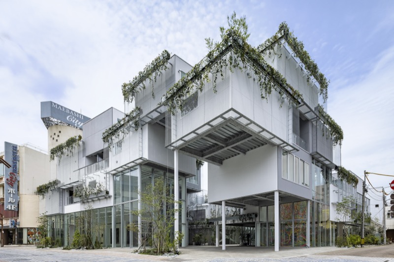 「Maebashi Galleria」的建築設計由日本中生代的自然派建築師平田晃久主持,以「人們聚集在一棵樹下自由地活動」為設計靈感,創造了一個由十三個箱狀空間單元堆疊的建築