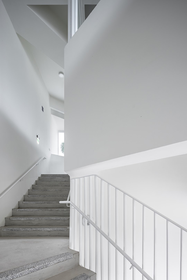 嘉義縣大埔國中小附設幼兒園 究境聯合建築師事務所　45度樓梯設計（攝影：趙宇晨）