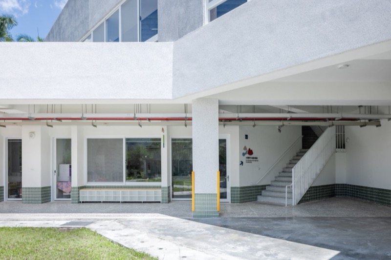 嘉義縣大埔國中小附設幼兒園 究境聯合建築師事務所　建築中最特別的是連接一二樓的45度樓梯。一樓空間上X和Y軸的柱子間距均為6公尺，打造出最有效的結構設計，轉向的45度在二樓仍可以得到合適的柱位。樓梯繼承了樓上與樓下角度差異，形成像是從二樓落下來的一座「Y型樓梯」，成為建築物唯一的45度物件