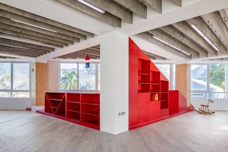 一樓的柱樑在二樓成為了45度的柱樑，創造出一股動態感，但這些柱子在一樓就是在空間上穩定的方形柱，所以二樓旋轉45度的動作，不僅是外觀上的表現或景觀上的對應，也從建築內部改變了空間的特質