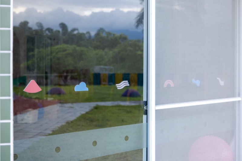 指標系統設計則由環境視覺設計團隊，丁權偉帶領的路徑規劃設計有限公司（Path and Landform）操刀，結合在地獨有的湖泊、山脈、河流等豐富的自然環境，以這些元素構成校名logo