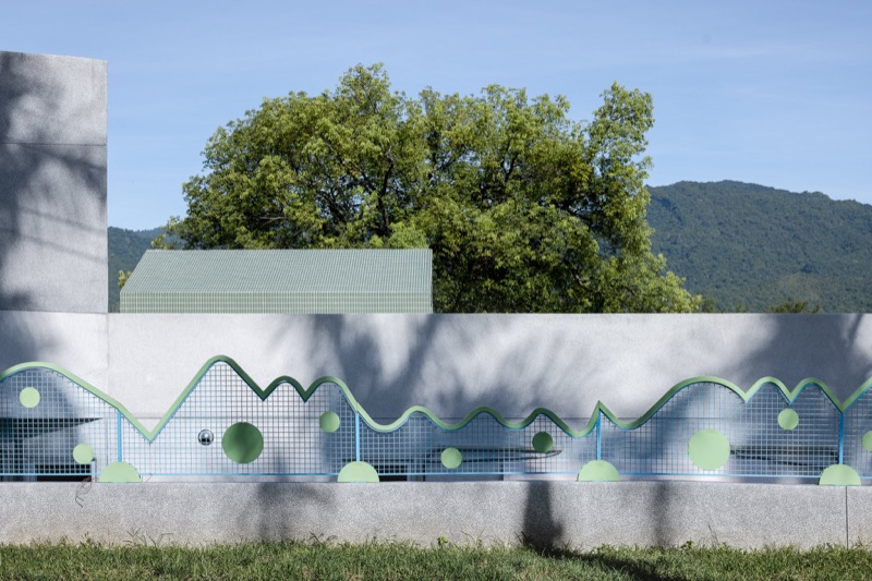 嘉義縣大埔國中小附設幼兒園 究境聯合建築師事務所 校園圍牆設計呼應自然（攝影：趙宇晨）