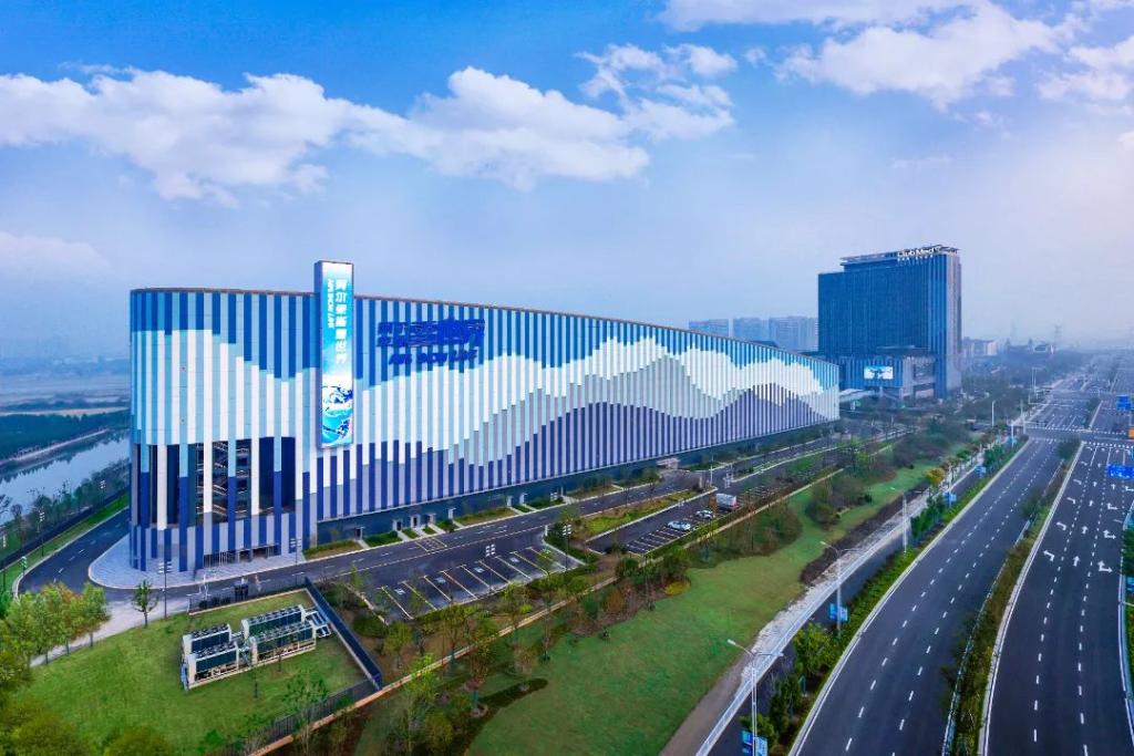 太倉阿爾卑斯國際度假區毗鄰太倉南站與上海市嘉定區,佔地面積1平方公里,總建築面積約130萬平方米。度假區以“阿爾卑斯”為主題構想,包含阿爾卑斯雪世界·滑雪場、阿爾卑斯雪世界·冰雪樂園、Club Med地中海白日方舟·太倉度假村、阿爾卑斯時光境、阿爾卑斯營地、阿爾卑斯光影世界六大主題體驗區