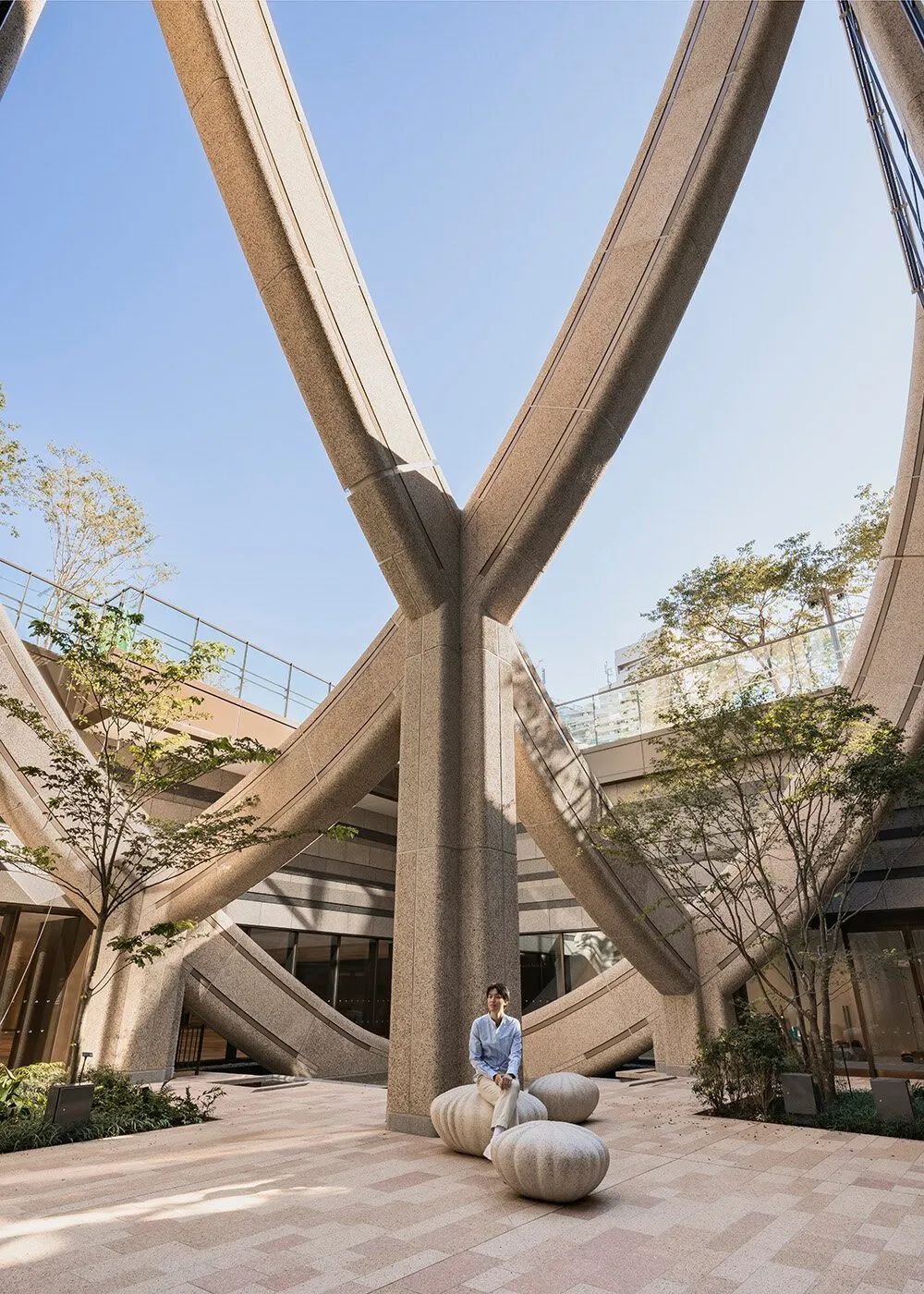 在 Thomas Heatherwick 的構想基礎上，「麻布台Hills」（Azabudai Hills）將東京的新舊建築並置，大小建築相映成趣。居民和訪客可以聚集在一起，感受包括廣闊的公共花園、中央廣場和「雲」活動空間在內的獨特景觀。在長達三十年的都更過程中，森大廈株式會社與 300 多名居民和商業公司進行了合作，使該地區煥發出勃勃生機。現在，90% 以上的原租戶和企業已選擇重返新區