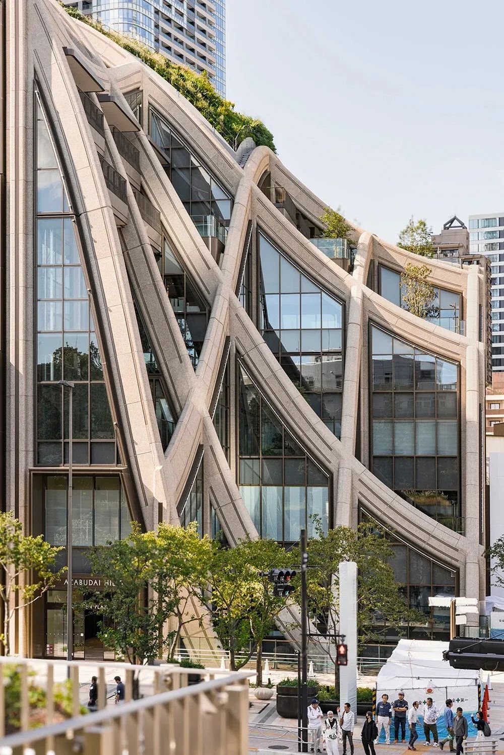 英國建築師 Thomas Heatherwick 在設計公共空間和裙房建築時，致力於促進通勤者、居民和公眾之間的有意義的互動。這個街區內布滿了樹木、鮮花和水景
