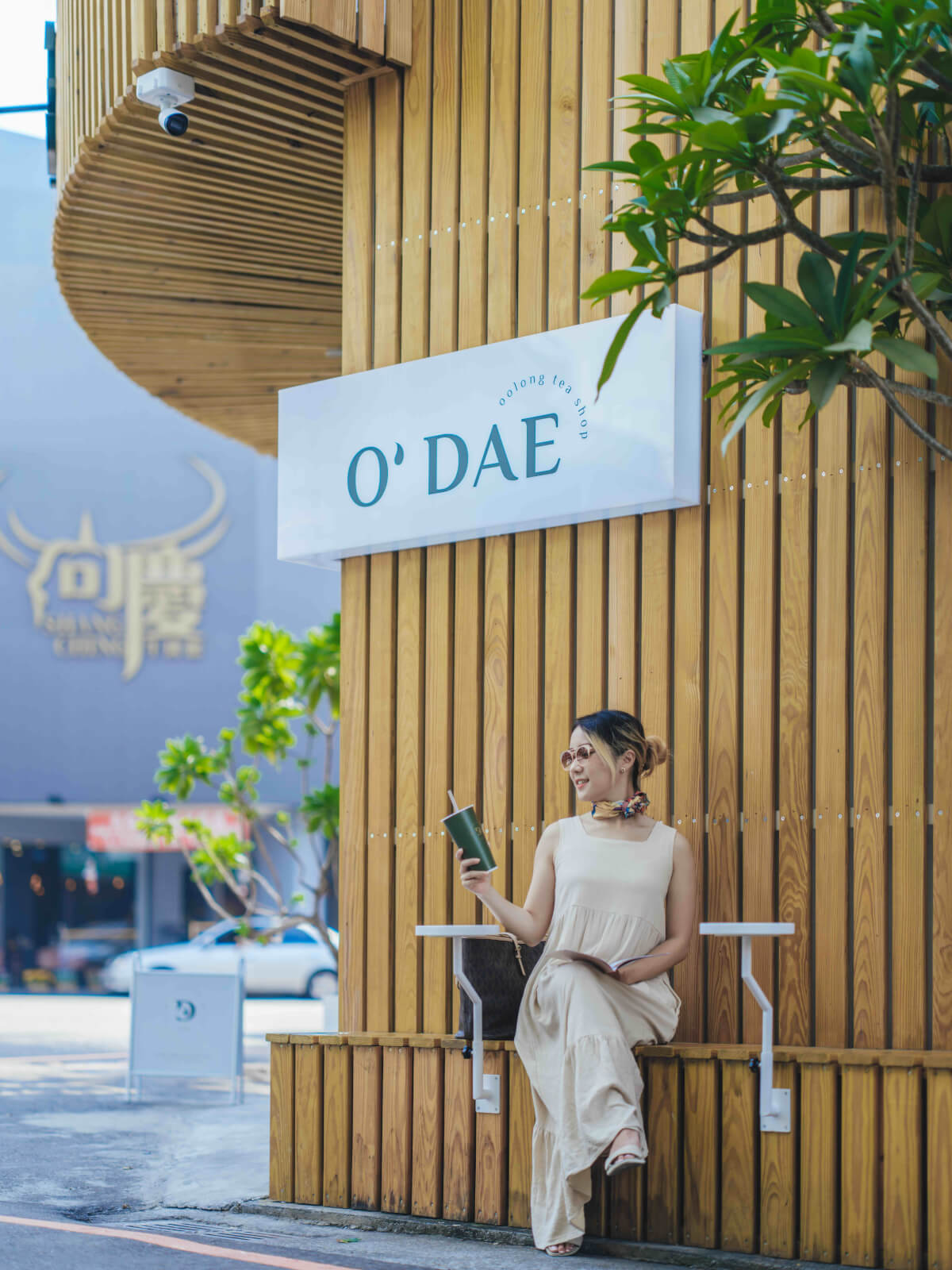 3+2 Design Studio受邀將O’DAE旗艦店打造成一片綠意盎然的空間。以茶樹系(Tea Tree Series)為設計靈感，店內的圓弧形構造以及木質元素的使用，從中心向外散發，象徵著茶的精神及其文化的傳遞