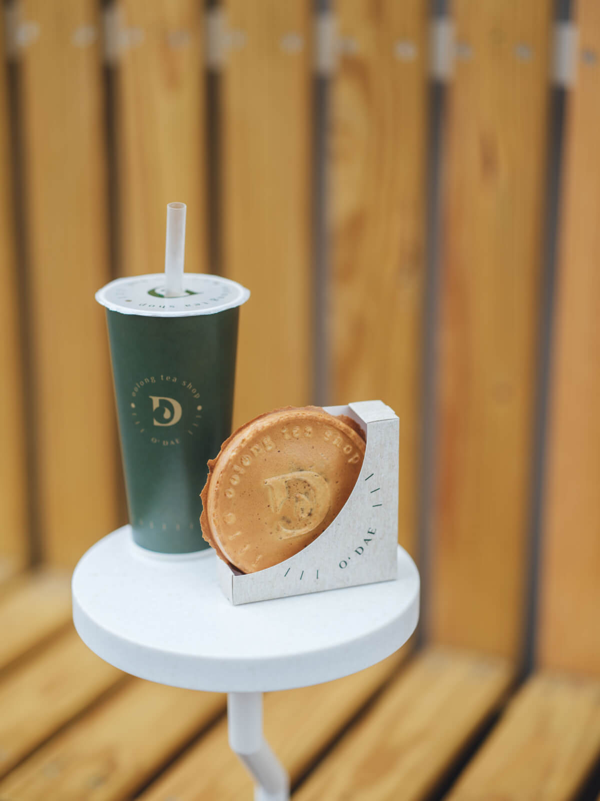 除了精緻的飲品選擇外，還推出手作烘焙系列「O’DAE 餅」。這款令人愉悅的點心以酥脆的茶香麵皮包覆著日式抹茶紅豆或原味起司，為品味饗宴增添了一層獨特的風味