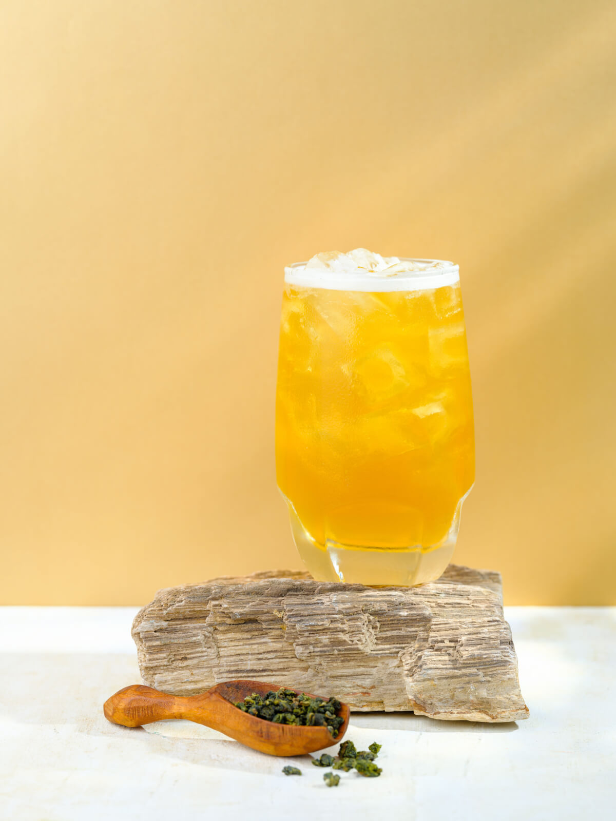 O’DAE 特別選用烏龍茶當做基底， 透過製茶工藝「發酵」與「烘焙」的多層次 展現之外， 烏龍茶本身的品種也帶有獨特的香氣，使得茶香更為多元與驚豔