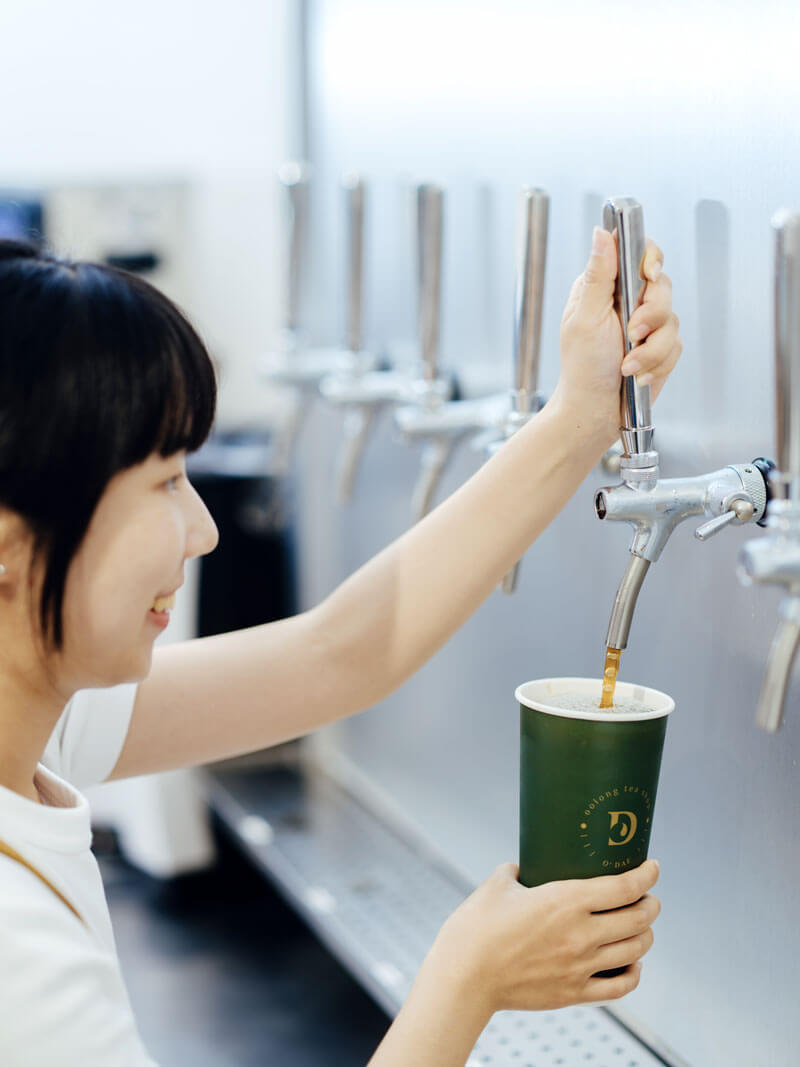 店內為了因應茶類的特殊冷泡製作方式， 透過拉霸設備將冷藏中的茶湯取出至 杯中， 減少茶湯與常溫空氣的接觸， 使每一桶茶保持在最佳狀態， 打造每一 日都是新鮮好茶