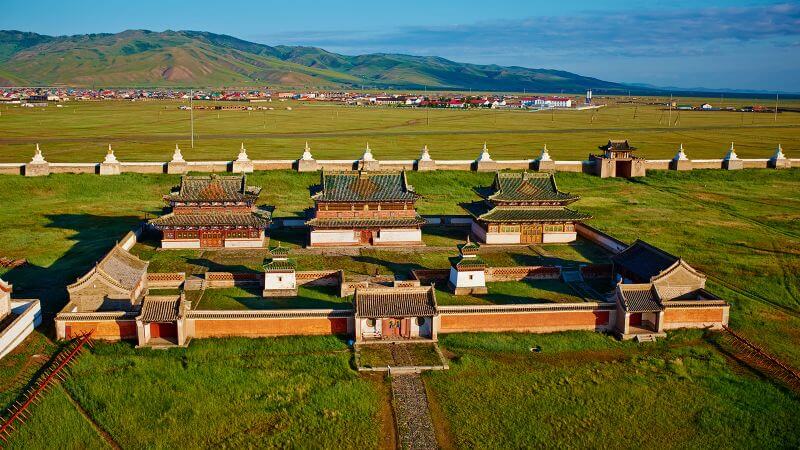蒙古豐富的文化遺產和壯麗的地貌俘獲了眾多旅行者的心--但新開設的旅館、身臨其境的文化體驗以及將於 2024 年首次開通的直飛美國的航班都證明，探險並不總是意味著崎嶇不平