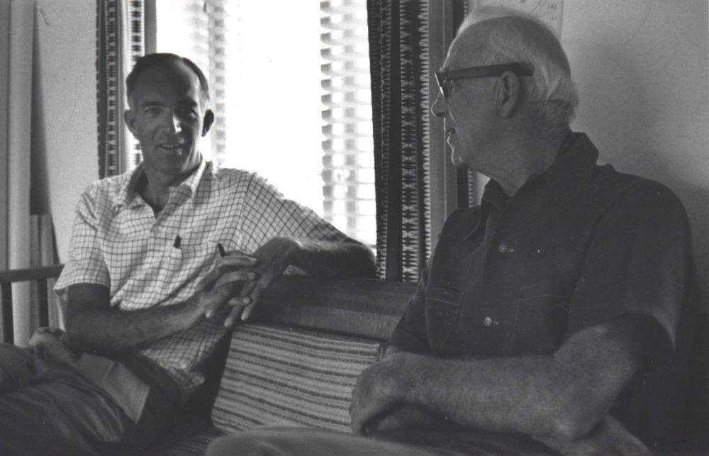 Jorn Utzon (left) and Ove Arup chat in the former's office in Hellebæk, Denmark. Jorn Utzon(左)和Ove Arup在前者位於丹麥赫勒貝克的辦公室裡聊天。| 由 mikami 家族提供