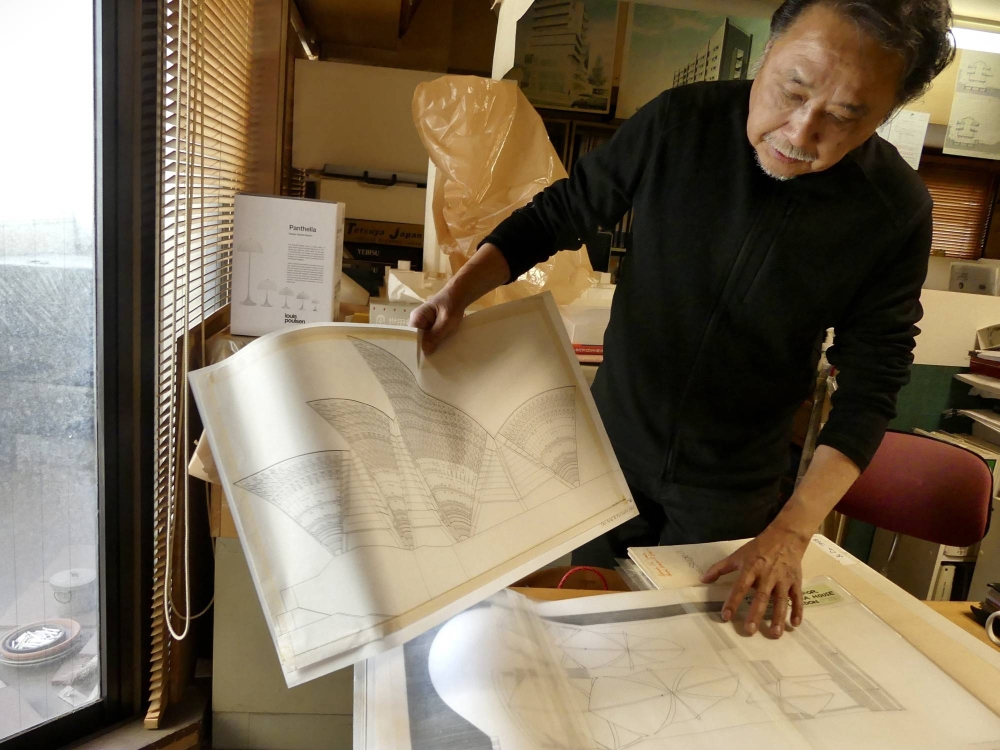 Architect Masaki Ogawa shows drawings of the Sydney Opera House left by Yuzo Mikami at his office in Tokyo. 建築師小川真樹在東京辦公室展示三上祐三留下的雪梨歌劇院圖紙。| 小川真樹