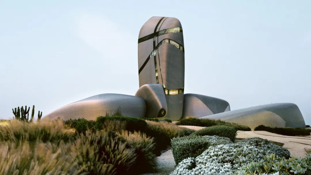 King Abdulaziz Center for World Culture是世界上首座以不鏽鋼管作為外立面特色的建築，文化中心有一個阿拉伯名字 Ithra （阿拉伯語意為「豐富」），中心內設有禮堂、電影院、擁有超過200,000本圖書的圖書館、大型展覽廳，以及博物館和檔案館等