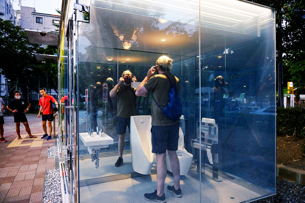 只要將廁門一上鎖，電控玻璃瞬間切換成不透明狀態，並可持續 30 分鐘之久，成為高私密性的如廁環境，看似衝突矛盾的創新思維，破除眾人對於公廁昏暗、髒亂又危險的印象，在無人使用、未上鎖的情況下，廁所會呈現全透明、內部一覽無遺的狀態。 圖／法新社