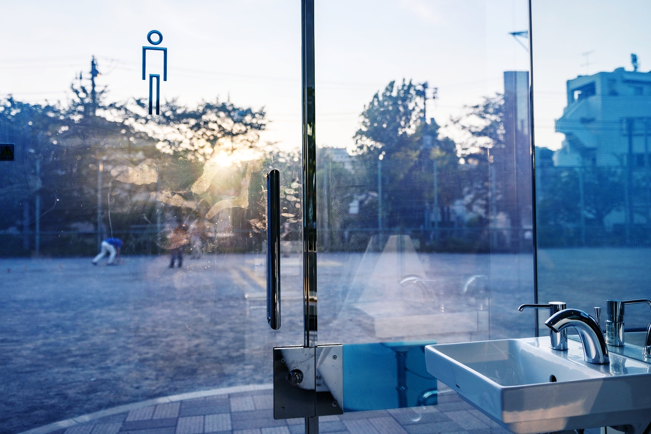 透明公廁只有正常通電時才會是透明狀態，停電則會自動切回不透明。 圖／法新社