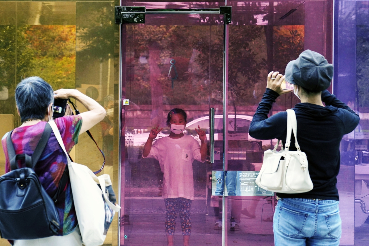 有人進入廁所，但只要沒上鎖就不會啟動不透明模式，才會有辦法如圖中進入拍攝。 圖／歐新社