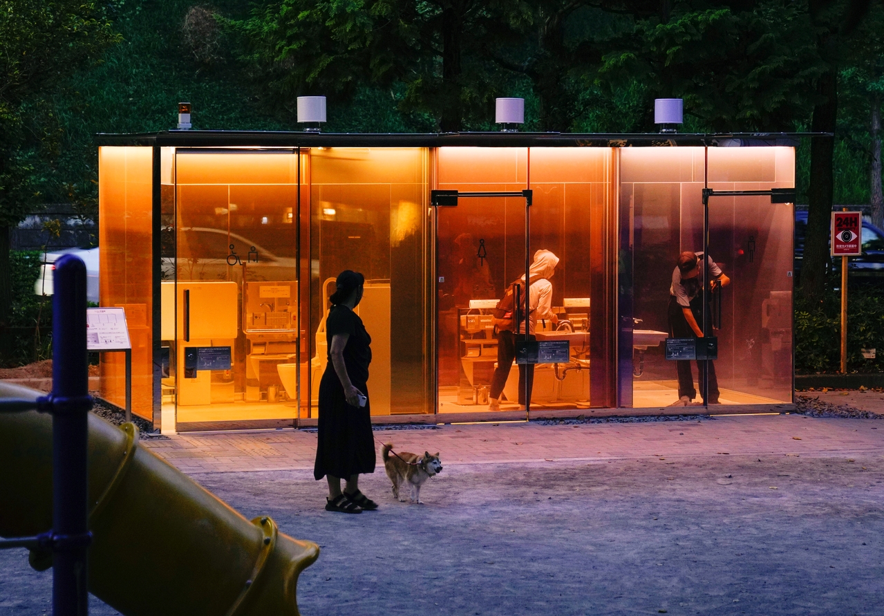 透明廁所在使用之前呈現清楚的內部狀態，能反而給人整潔的視覺感受，同時也能改變「公廁變成治安死角」的印象。 圖／歐新社