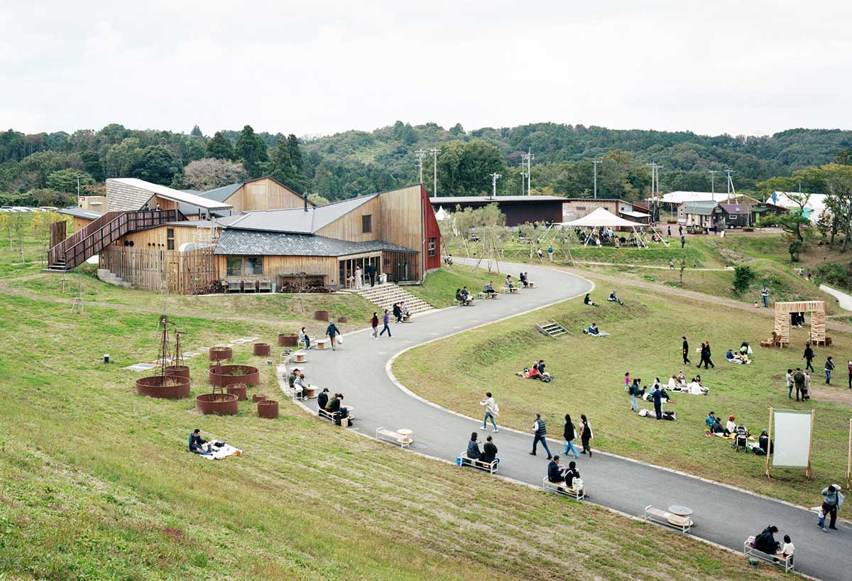 2019年11月於日本千葉縣木更津市成立的「KURKKU FIELDS」永續農場,致力於實現可持續未來,朝著從一次產業到六次產業化的目標邁進,實踐各種舉措。其中包括將場內產出的有機物轉化為堆肥進行循環利用的有機農業、利用自然能源,以及運用自然力量淨化廢水的生物地理濾器。以體驗活動,提供將這些實踐視為個人事務的契機