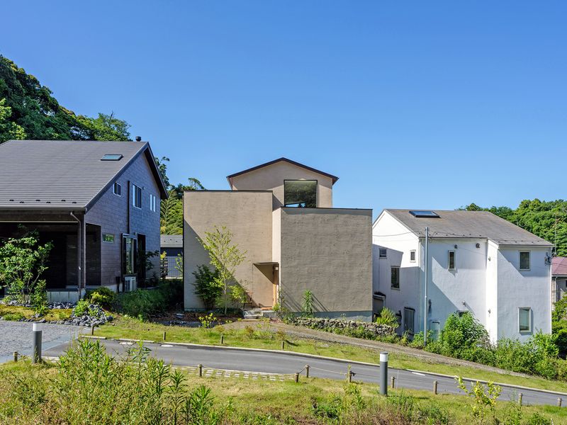 位於日本神奈川縣鎌倉市西御門的「鎌倉住宅」，其所在之處，正是昔日鶴岡八幡宮的東邊，而該地區也正是鎌倉幕府御所西門的所在地