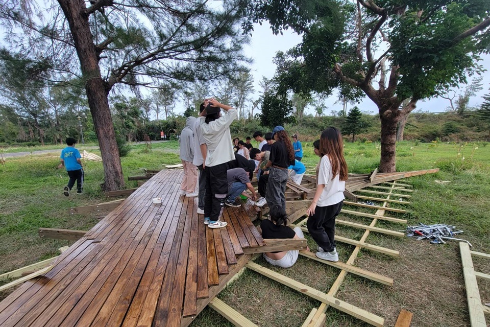 臺東女中美術班與中原大學建築系合作，運用國產柳杉在森林公園草皮搭建曲木結構裝置藝術。