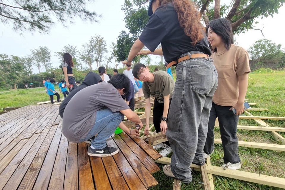 臺東女中美術班與中原大學建築系合作，運用國產柳杉在森林公園草皮搭建曲木結構裝置藝術。