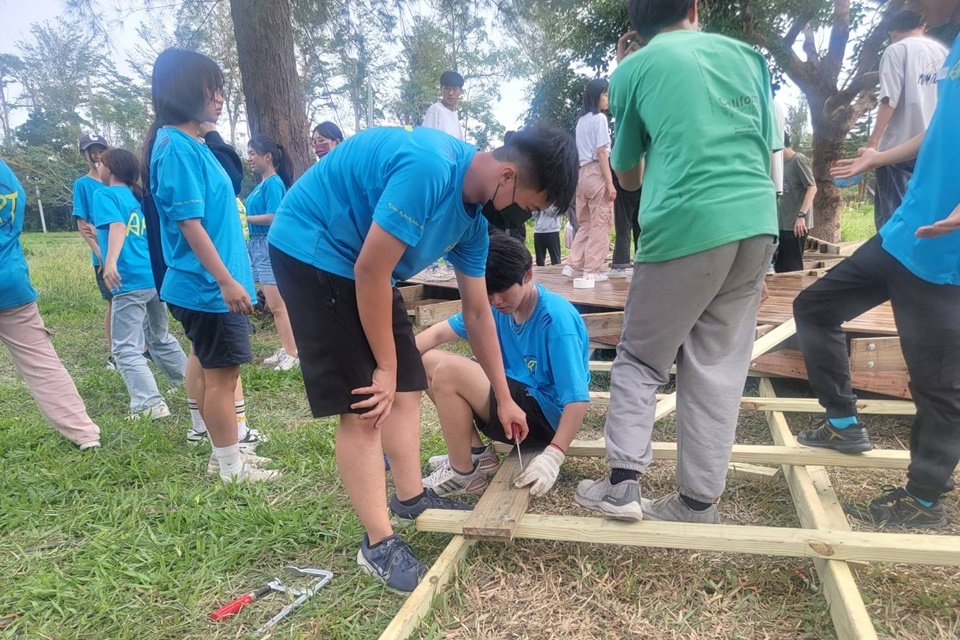 臺東女中美術班與中原大學建築系合作，運用國產柳杉在森林公園草皮搭建曲木結構裝置藝術。