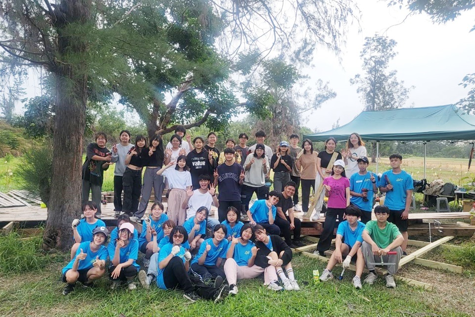 臺東女中美術班與中原大學建築系合作，運用國產柳杉在森林公園草皮搭建曲木結構裝置藝術。