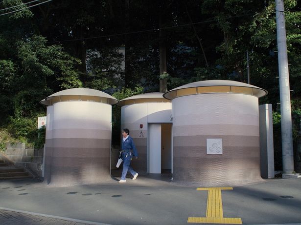 伊東豊雄設計，代代木八幡（Yoyogi Hachiman）公共廁所，顧名思義，就像三朵蘑菇