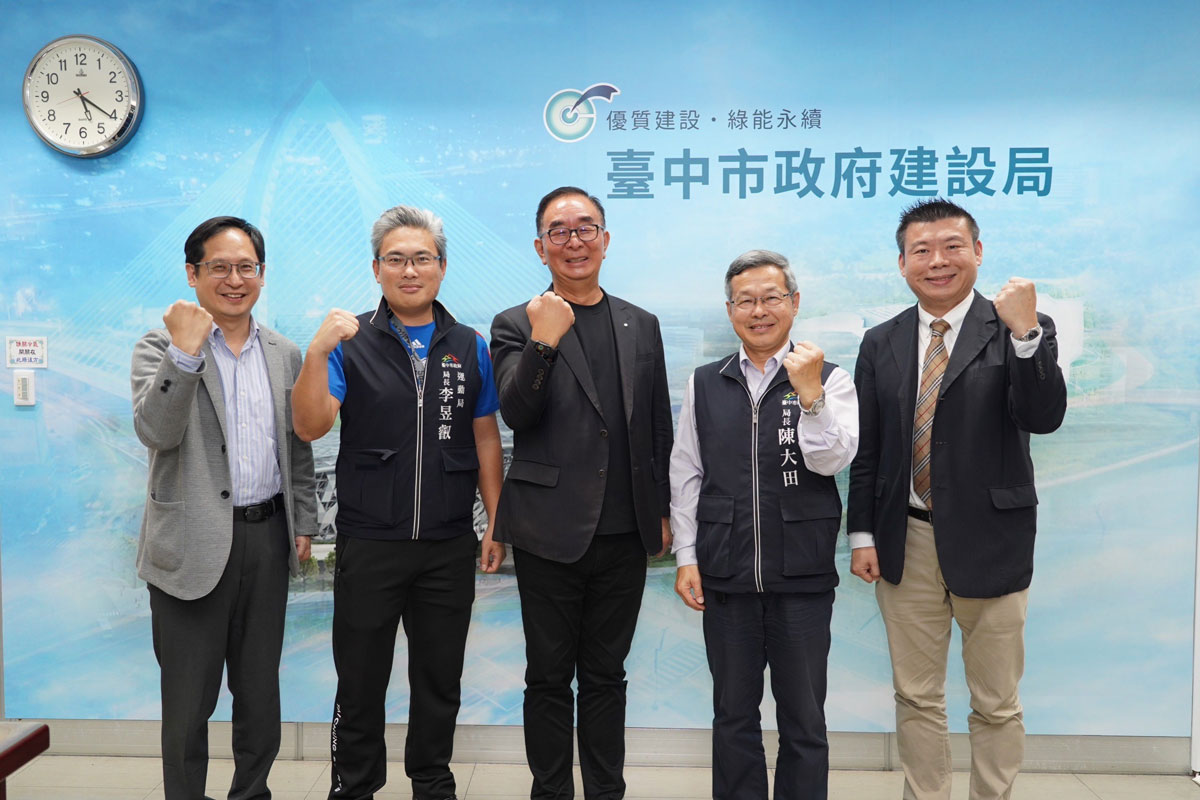 台中市建設局長陳大田、台中市運動局長李昱叡、麗明營造吳春山董事長、專管單位承喬國際建築師事務所及九典聯合建築師事務所合影