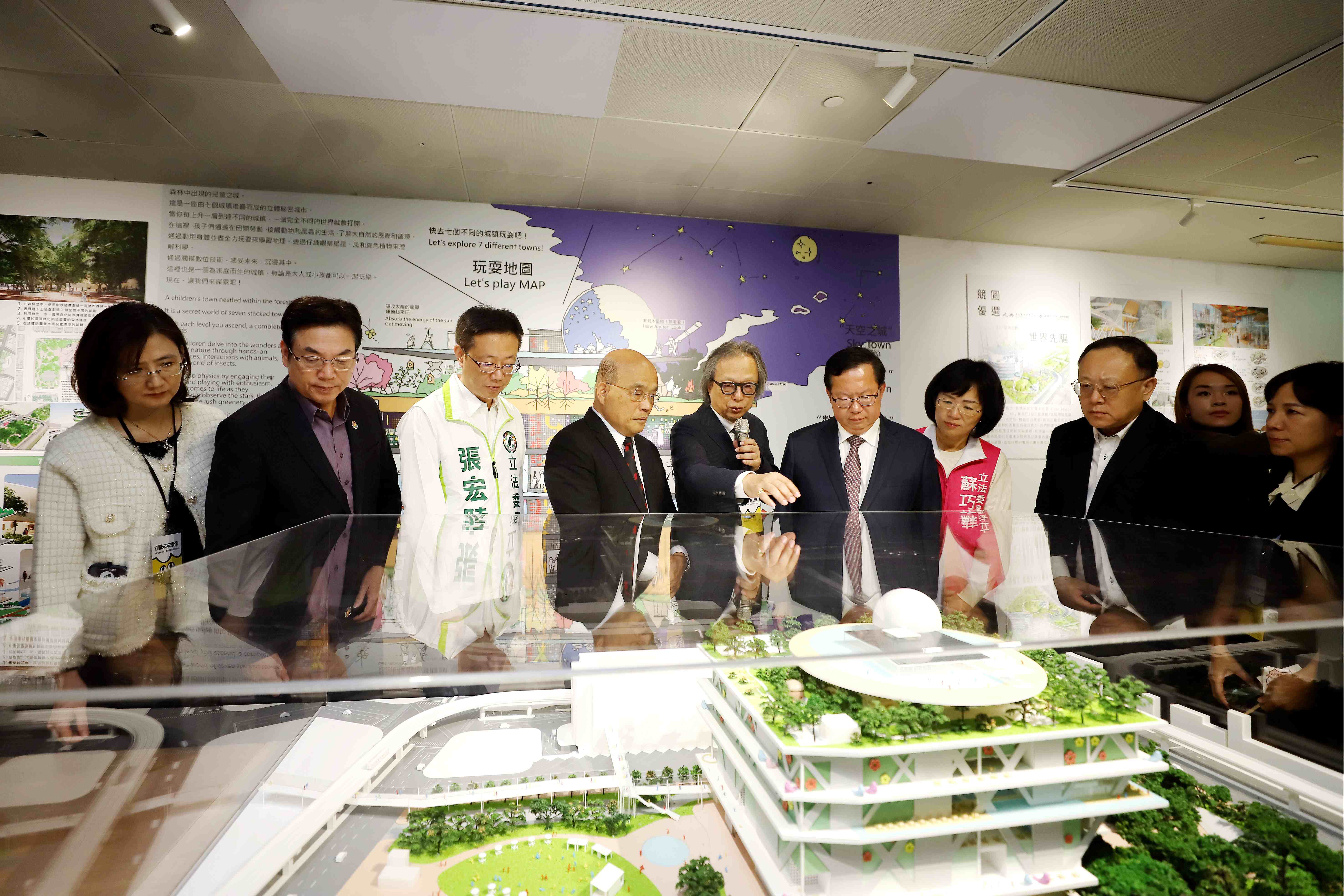 贏得競圖的張瑪龍建築師向前行政院長蘇貞昌、行政院副院長鄭文燦、文化部長史哲、立法委員蘇巧慧與張宏陸、新北市代理市長劉和然介紹作品
