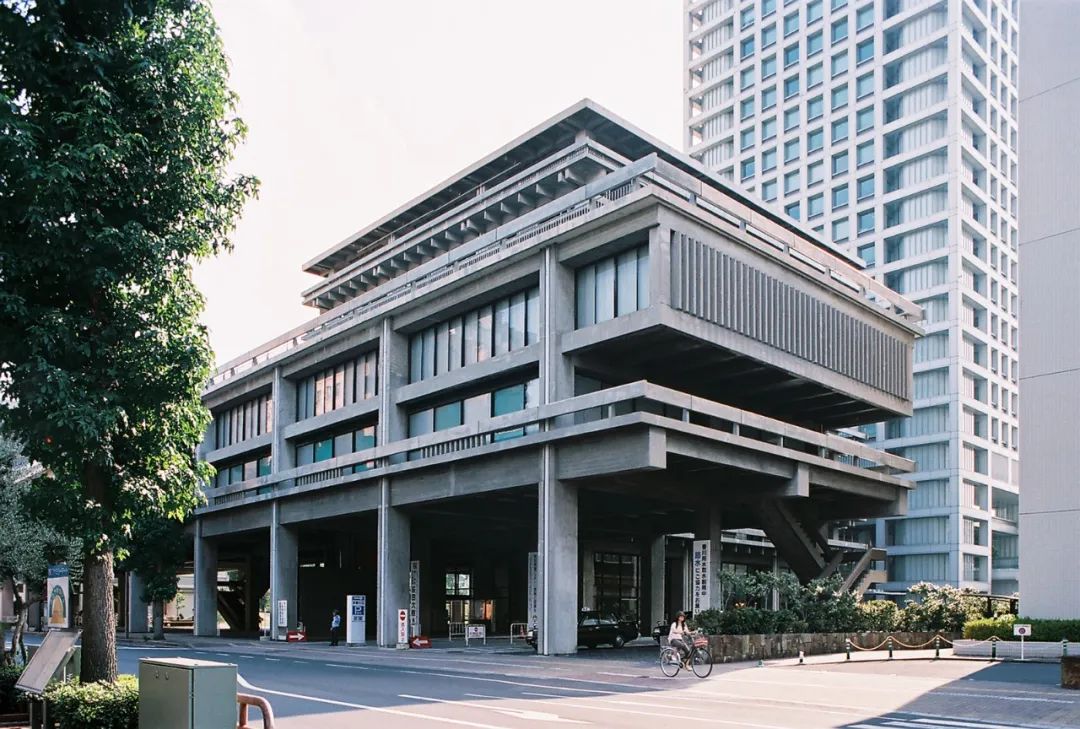 臨街的東樓 