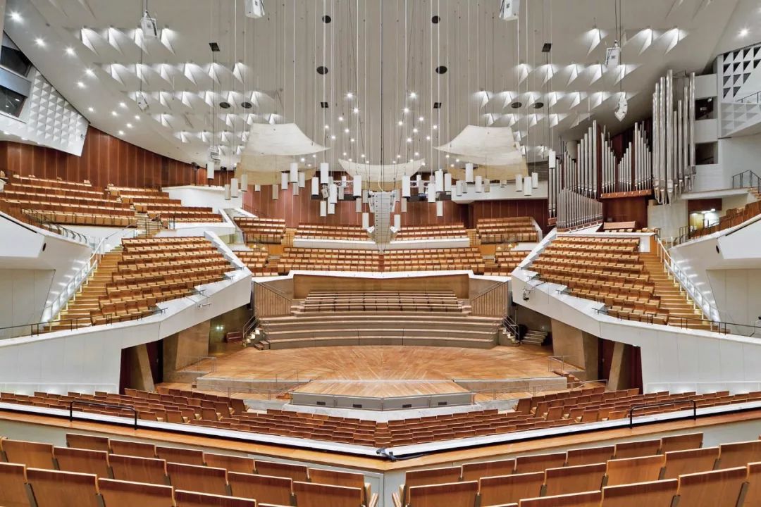 Berlin Philharmonic 柏林愛樂音樂廳的設計最為人稱道的是其葡萄園式的座席配置。舞台設於音樂廳的幾何中心，座席以多層台地圍繞，確保每個觀眾都能以最佳角度欣賞音樂演奏