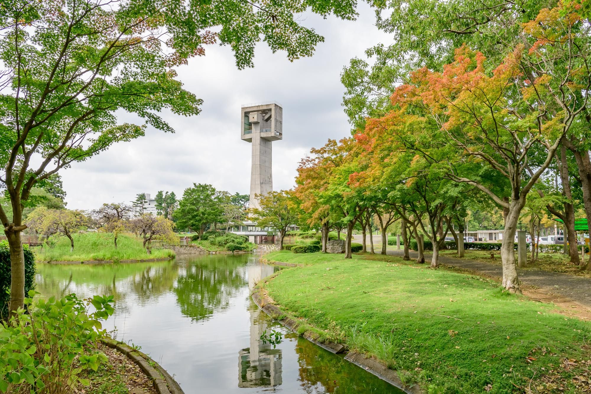 茨城縣筑波市松見公園的展望塔，全高44.4米，是該市的地標建築。這座展望塔由著名建築師菊竹清訓設計，其獨特外觀常被比喻為「開瓶器」