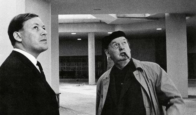 夏隆與學徒在柏林愛樂廳現場 Hans Scharoun (r.) and his pupil Edgar Wisnieswki Photo: Reinhard Friedrich