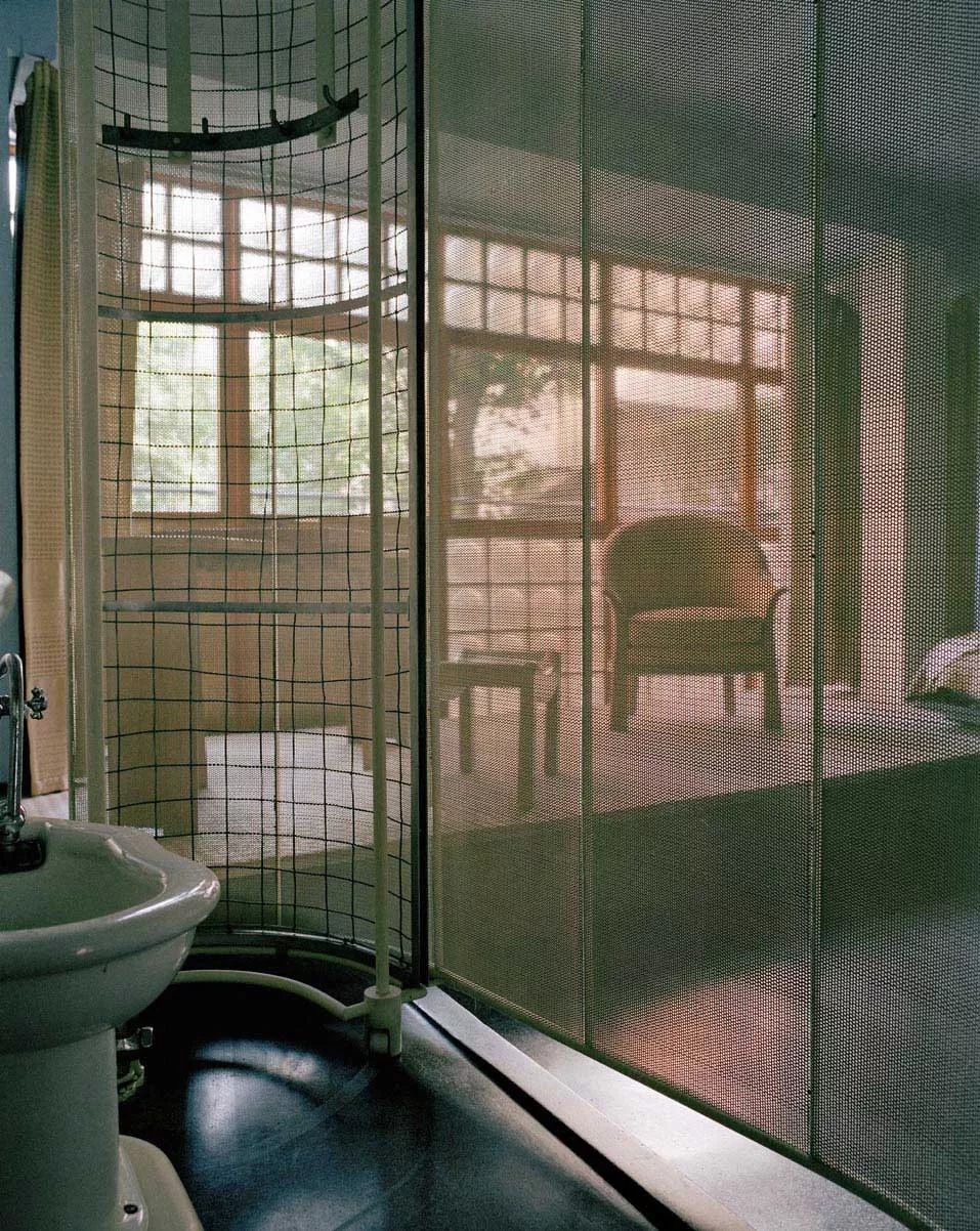巴黎玻璃之家「Maison de Verre」，皮耶·夏羅（Pierre Chareau）玻璃之家內部配有大量洗淨設施：十三個洗手槽、六座馬桶與一座可旋轉的坐浴盆