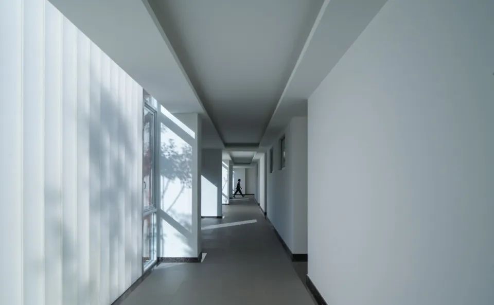 勤美達精密機械項目 / 潘冀聯合建築師事務所 管理中心住宿空間走廊