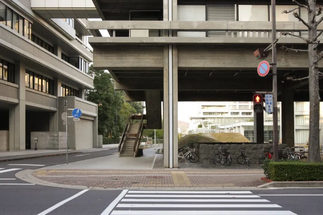 東樓地面層淨空