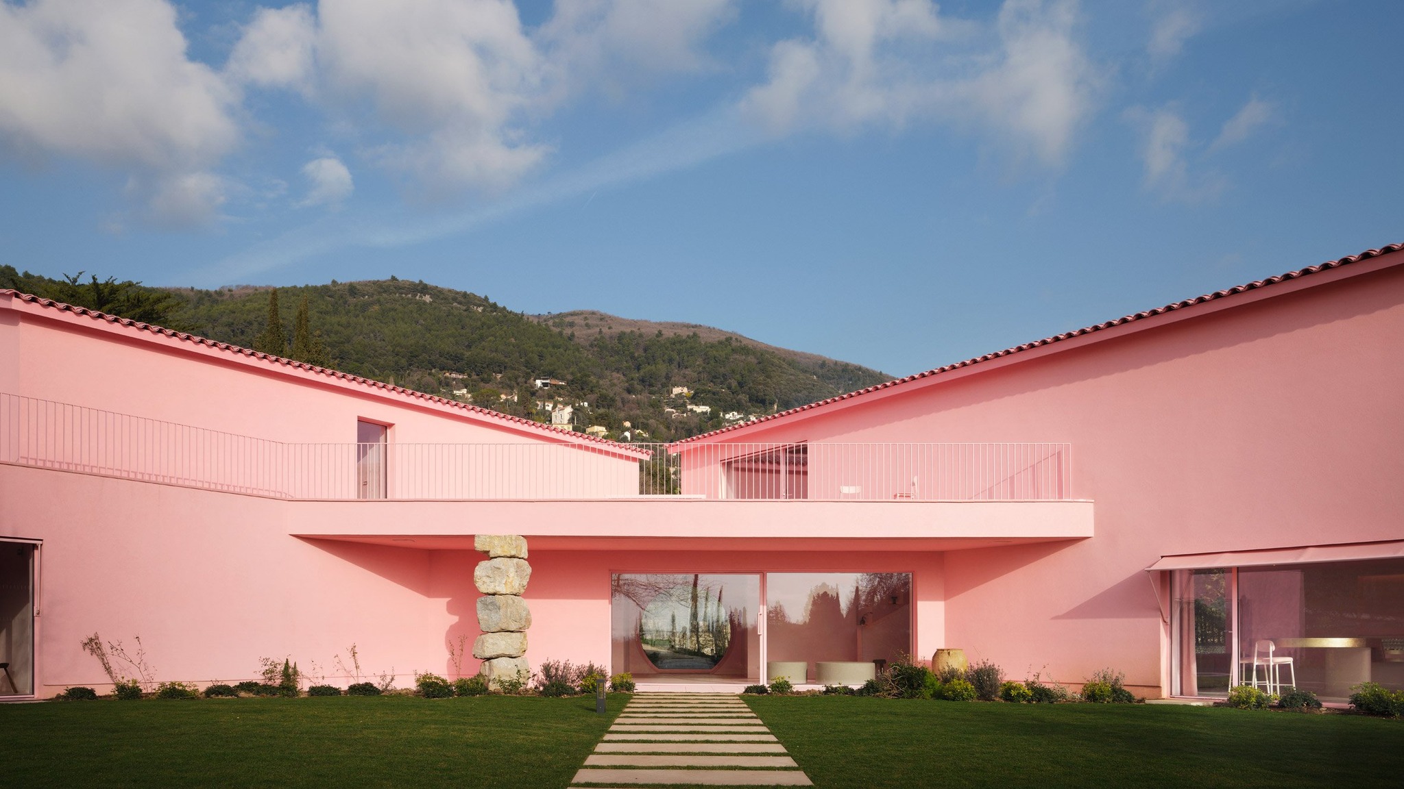 「Domaine de la Rose」建築物的粉紅色立面,在陽光的映照下煥發著溫暖的光澤,宛若蘭蔻香氛在空氣中舒展的姿態