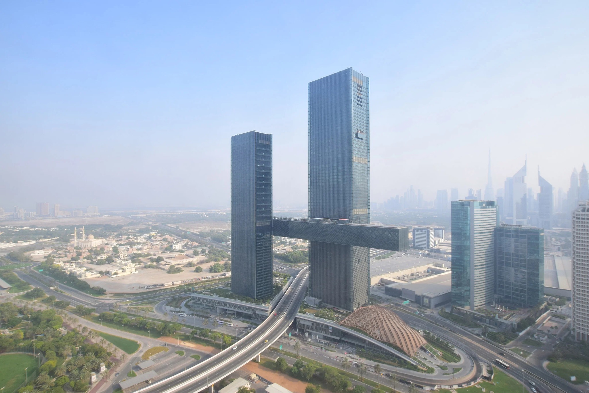 「One Za'abeel」展現了很難在世界上其他地方看到的都市景觀，由日本的Nikken Sekkei（日建設計）設計，包括兩座摩天大樓和一個令人驚嘆的230米長懸臂結構