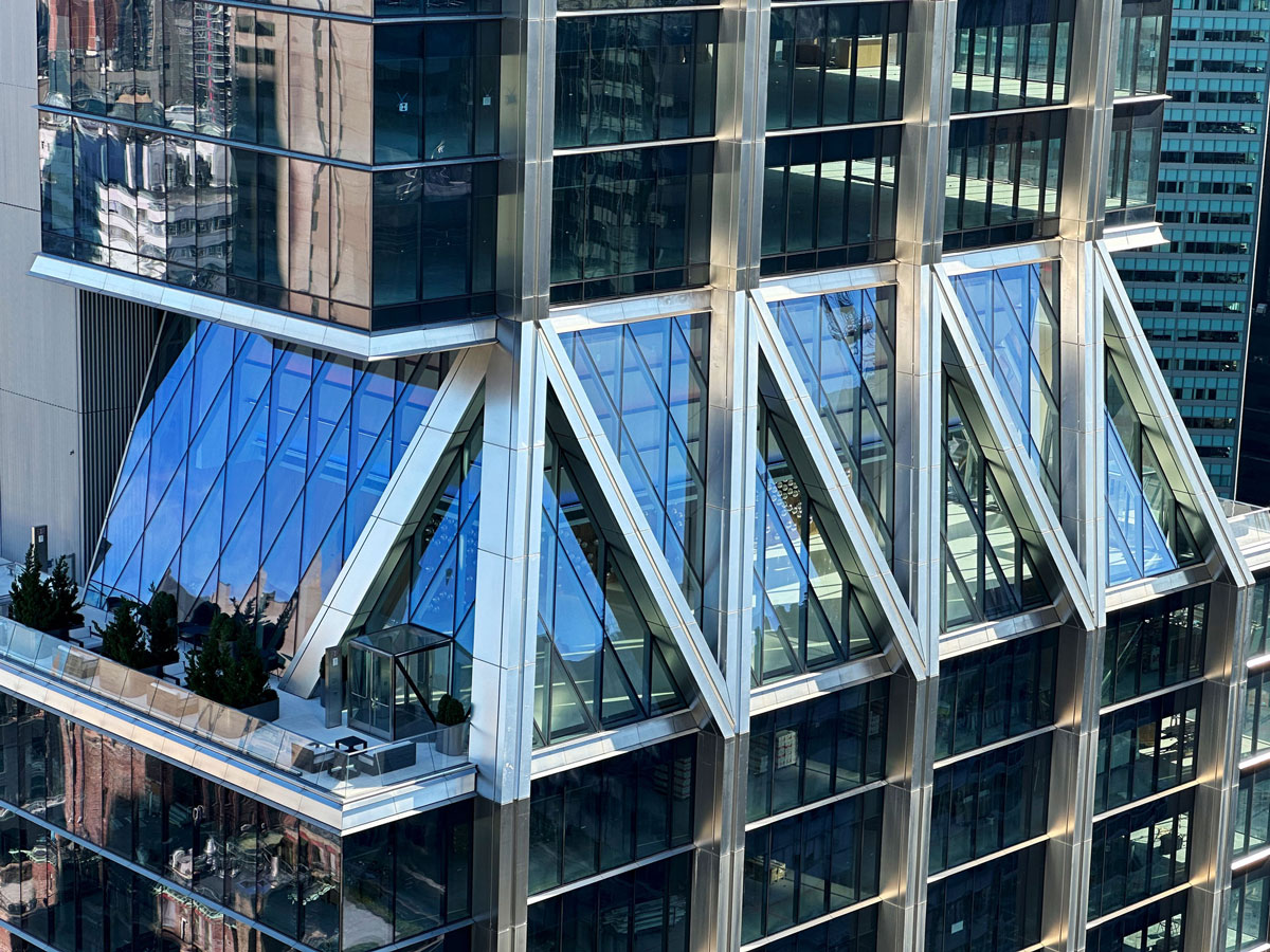 425 Park Avenue第二個退縮處設有「The Diagrid Club」俱樂部提供餐飲服務,由米其林三星主廚Jean-Georges Vongerichten經營,讓人們得以在曼哈頓高空26層樓處面對都市華麗景觀同時享用法式美食