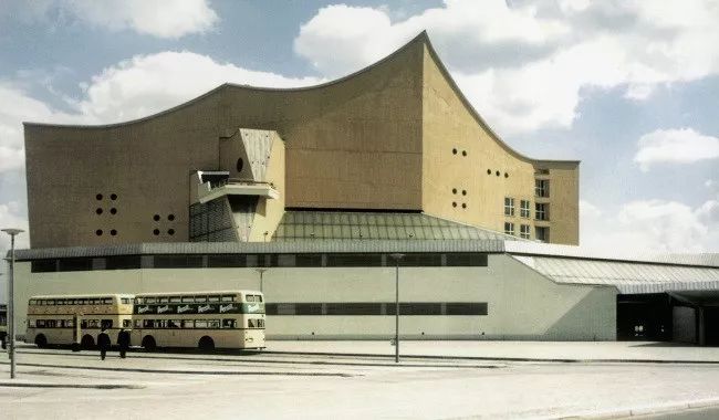 剛完工不久的柏林愛樂音樂廳 The Philharmonie shortly after its completion. Photo: Landesarchiv Berlin / Bernd Sass