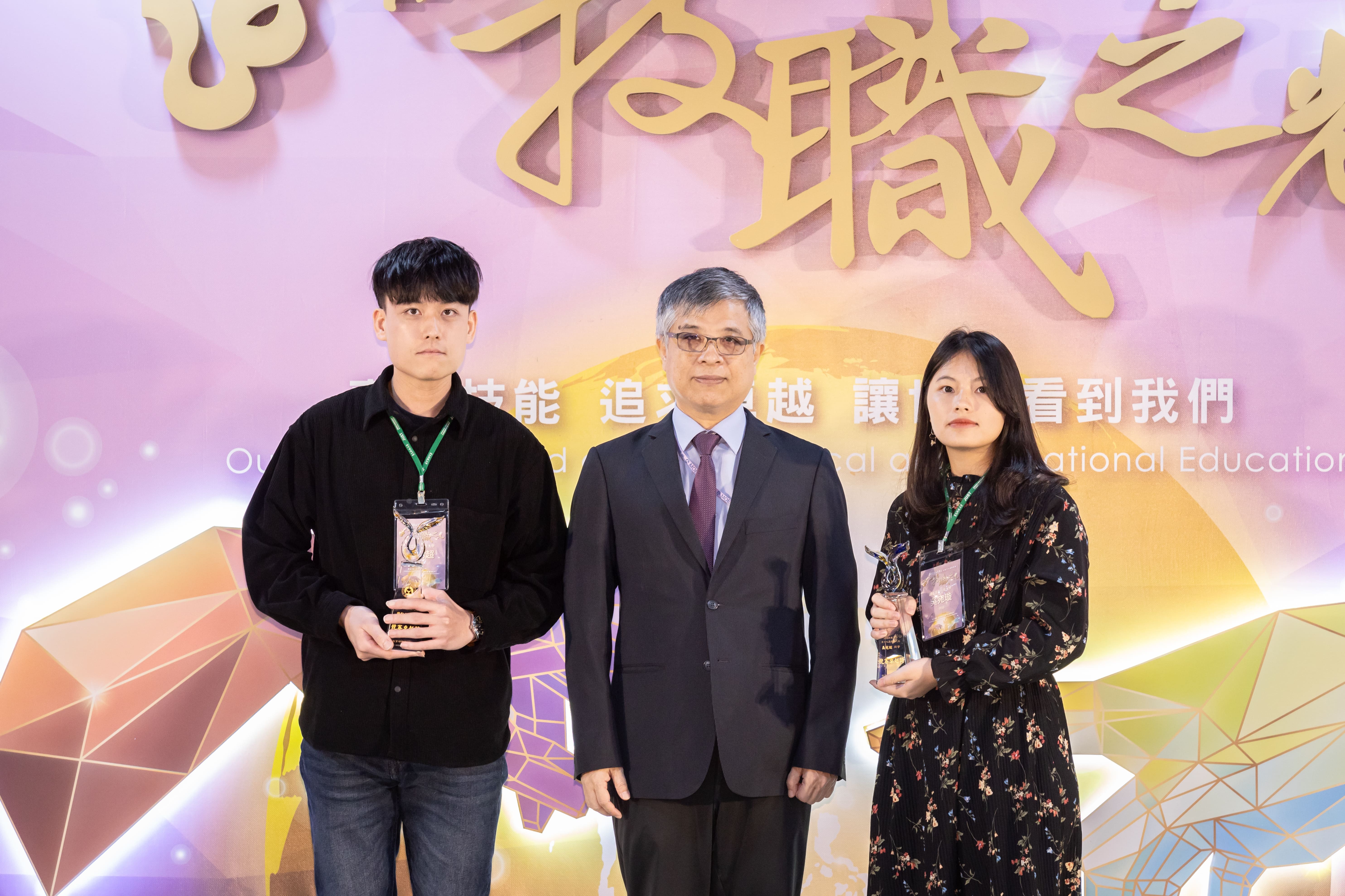 台科大建築系碩士班周勤超(左)、吳宛璇(右)榮獲教育部技職之光競賽卓越獎殊榮