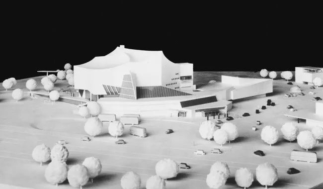 柏林愛樂音樂廳模型 This model shows the Philharmonie in its final location between Kemperplatz and Matthäikirchplatz. Photo: Archiv Akademie der Künste Berlin