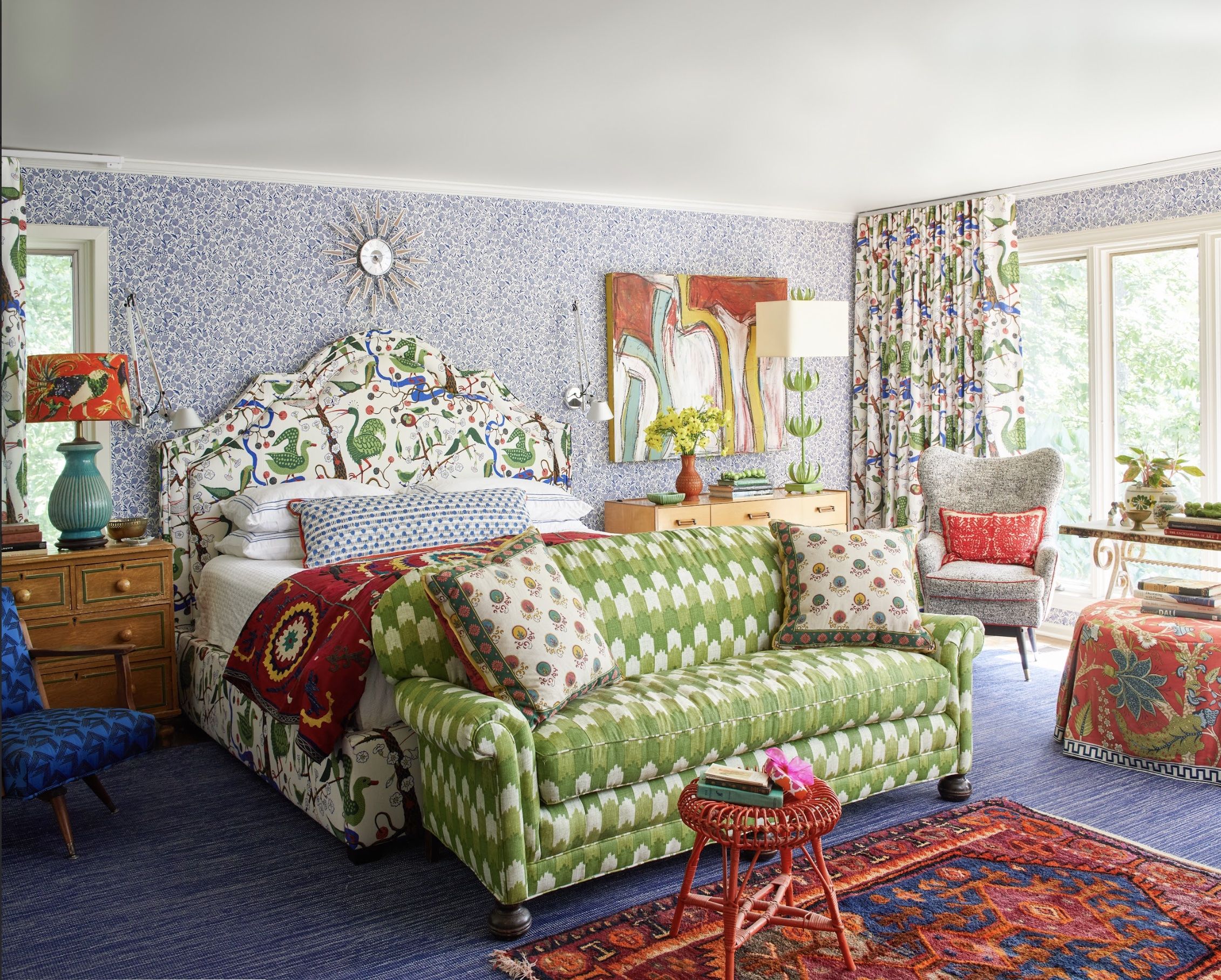 在這個極緻主義的臥室中，色彩和圖案的層次感獨具一格。透過巧妙地將報紙印花與Josef Frank的織物結合，Keenan創造了一個既有視覺衝擊力又不失和諧美感的空間 ©David Tsay